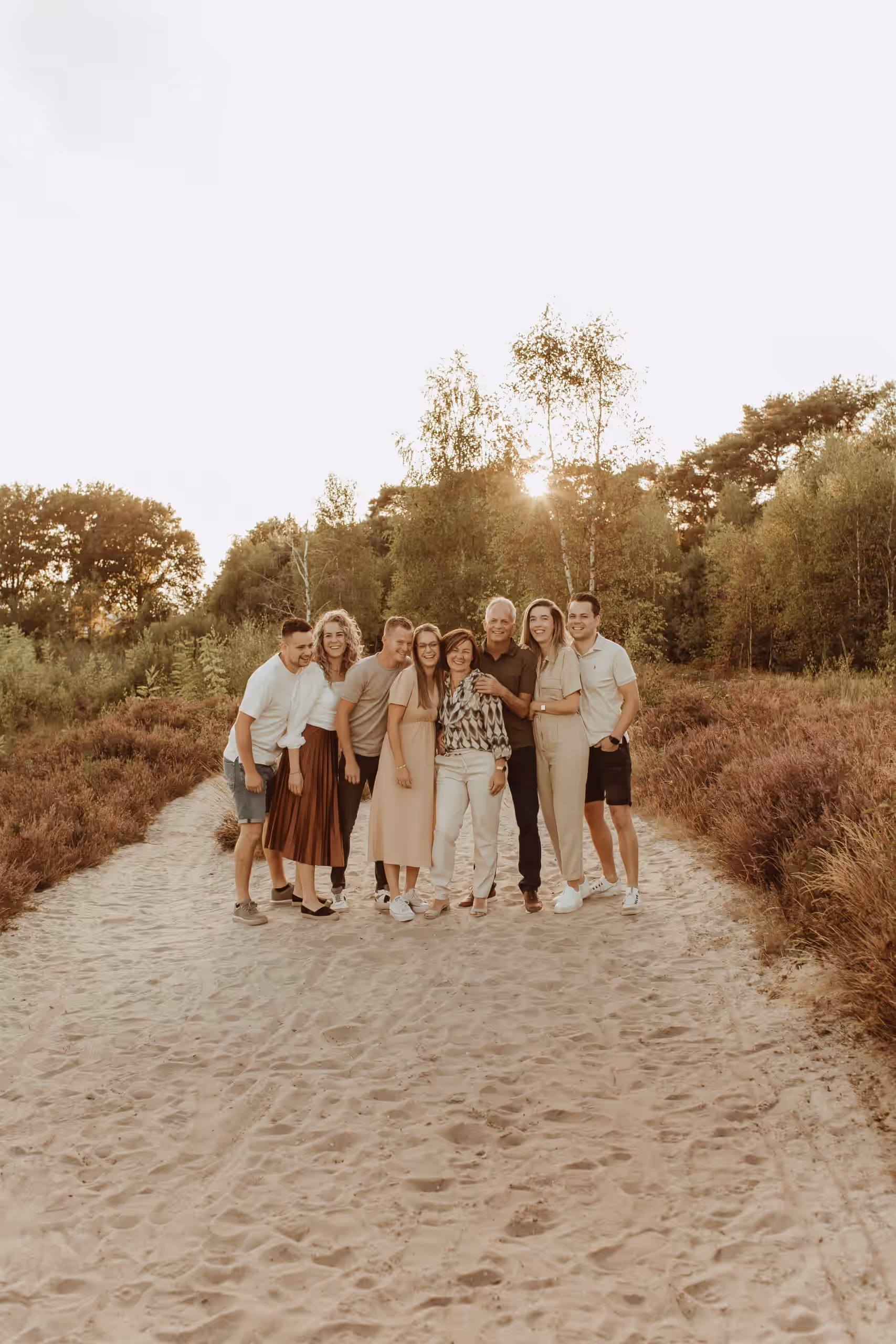 Familie samen tijdens een fotoshoot bij zonsondergang