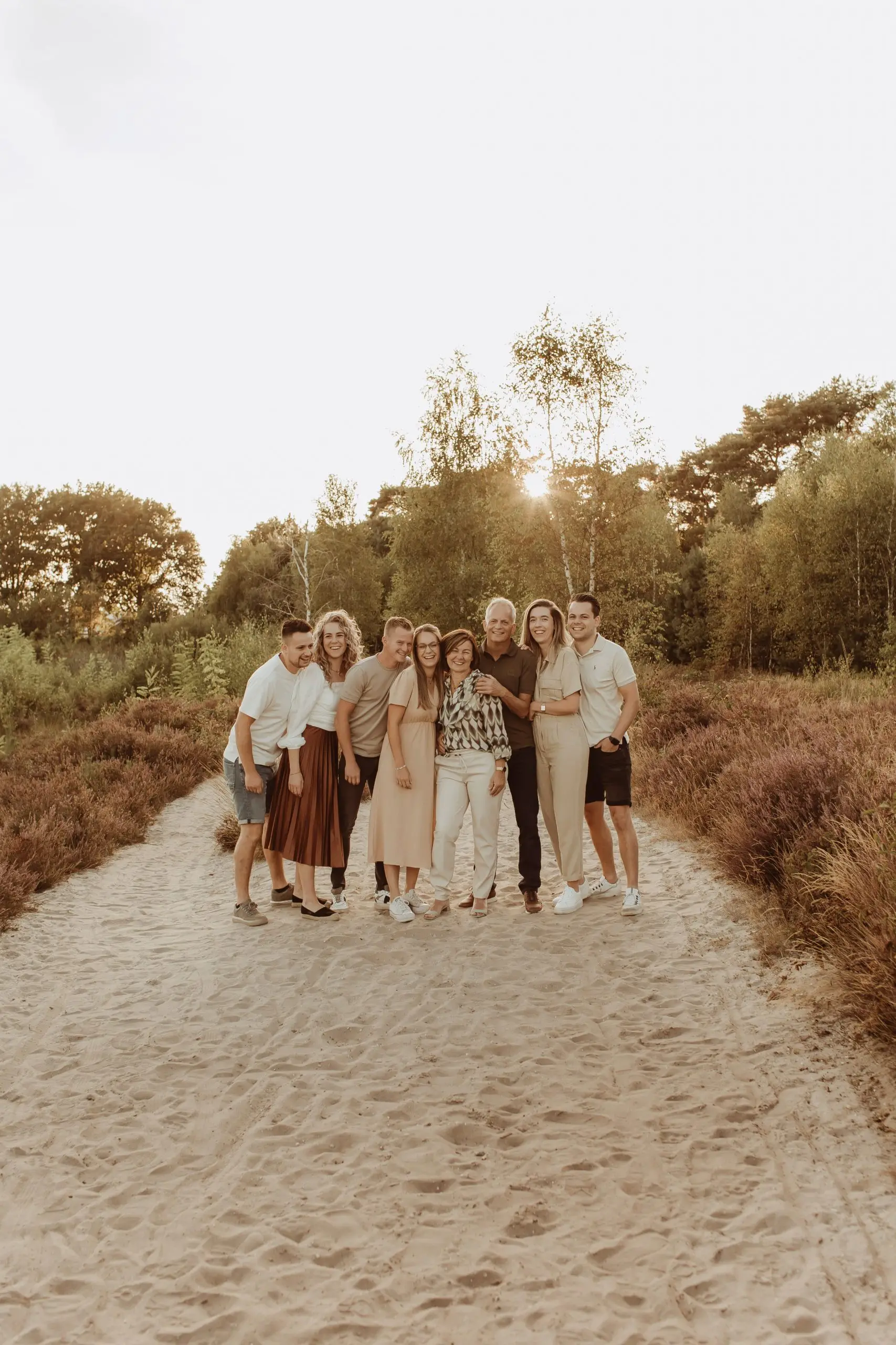 Familie samen tijdens een fotoshoot bij zonsondergang