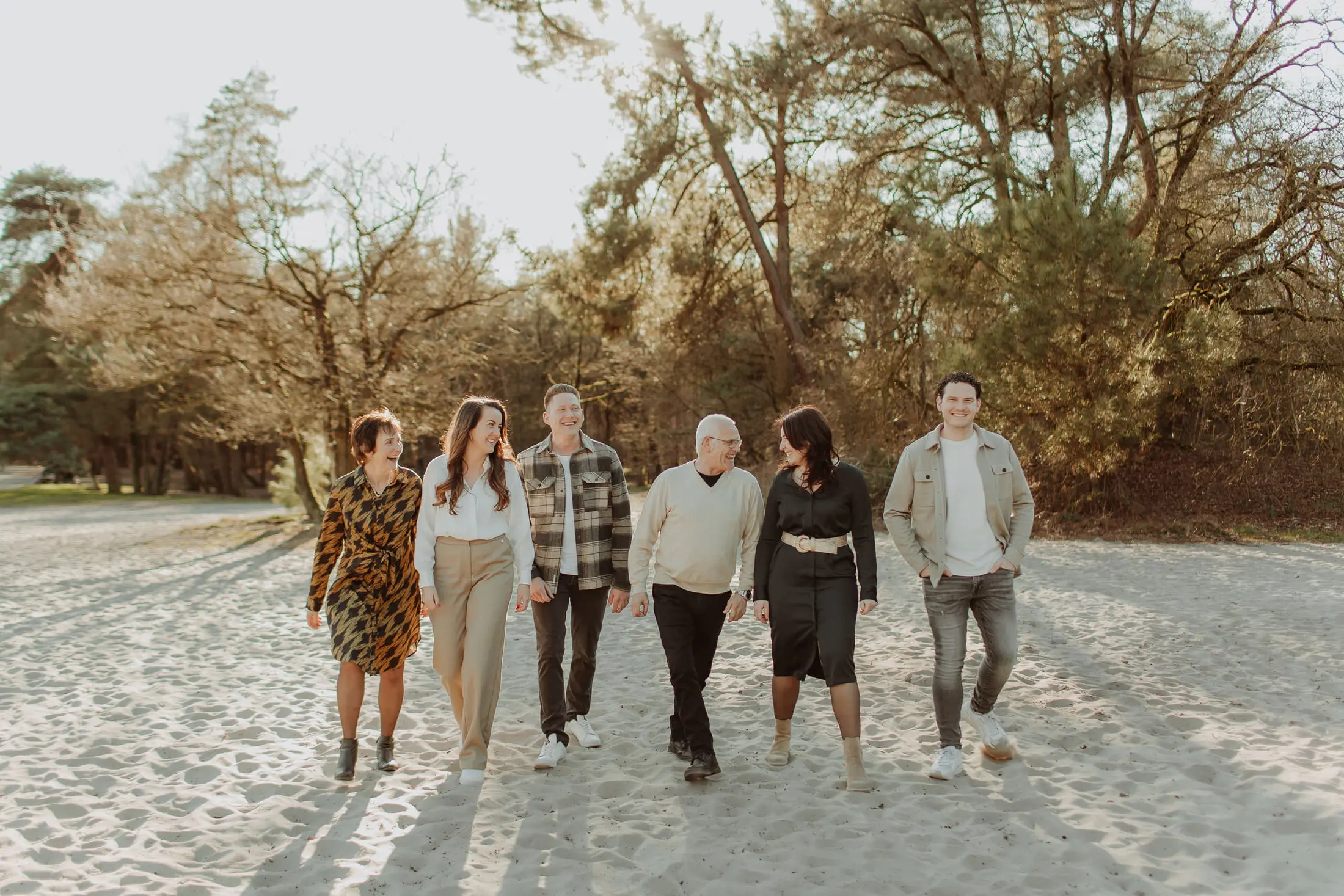Familie wandelt samen over een zandpad
