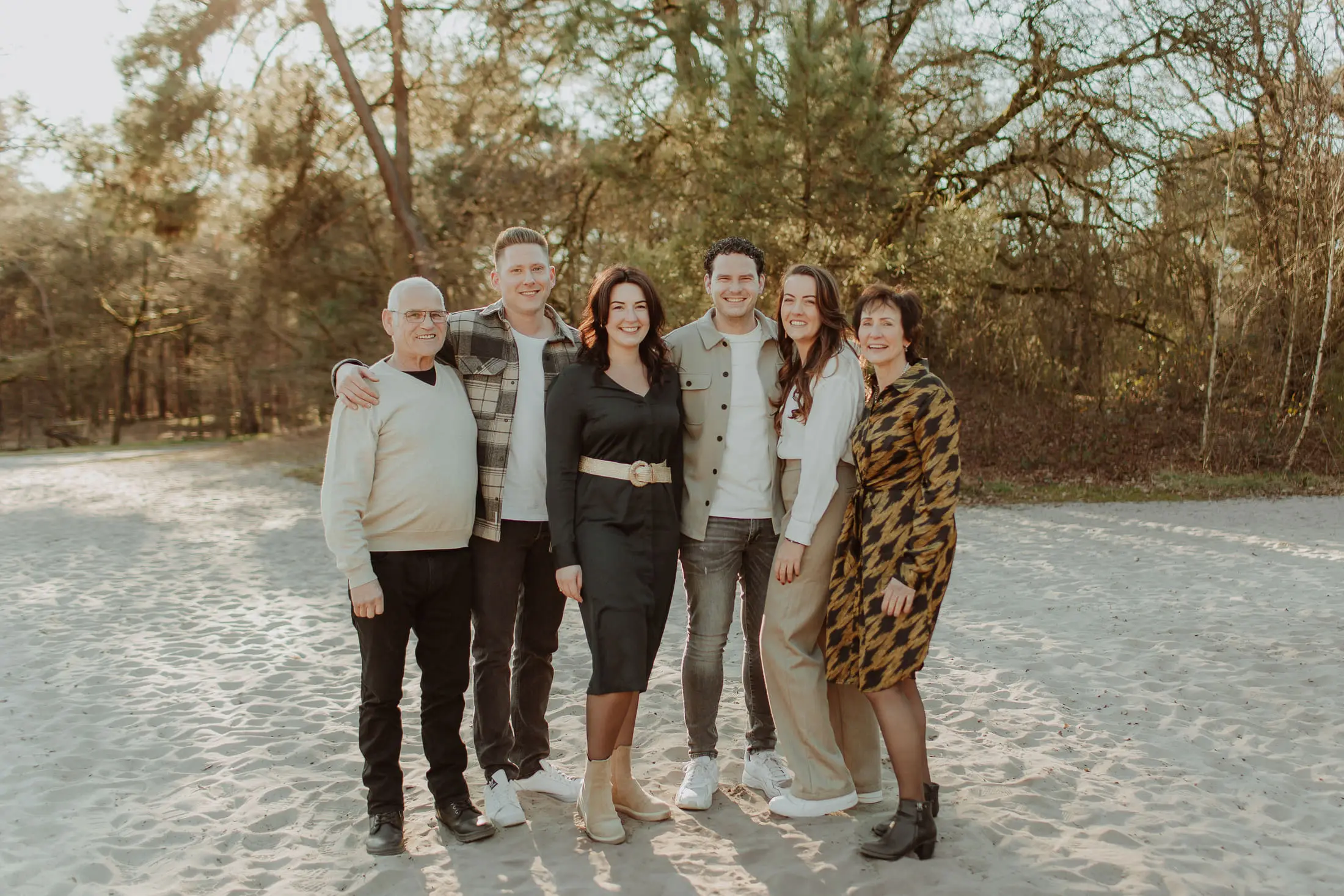 Familie staat samen in warm avondlicht