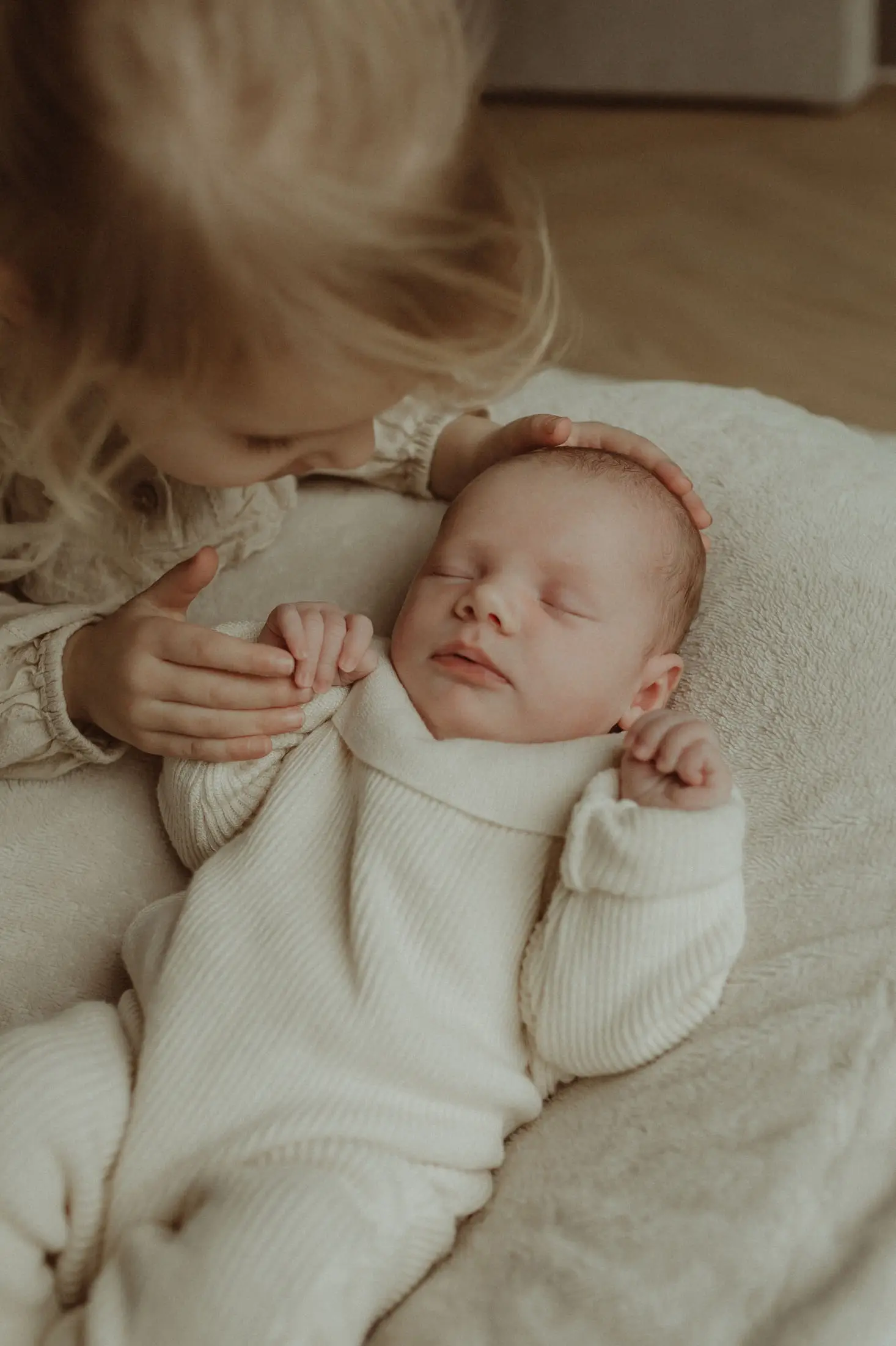 Moeder houdt haar slapende baby dicht tegen zich aan