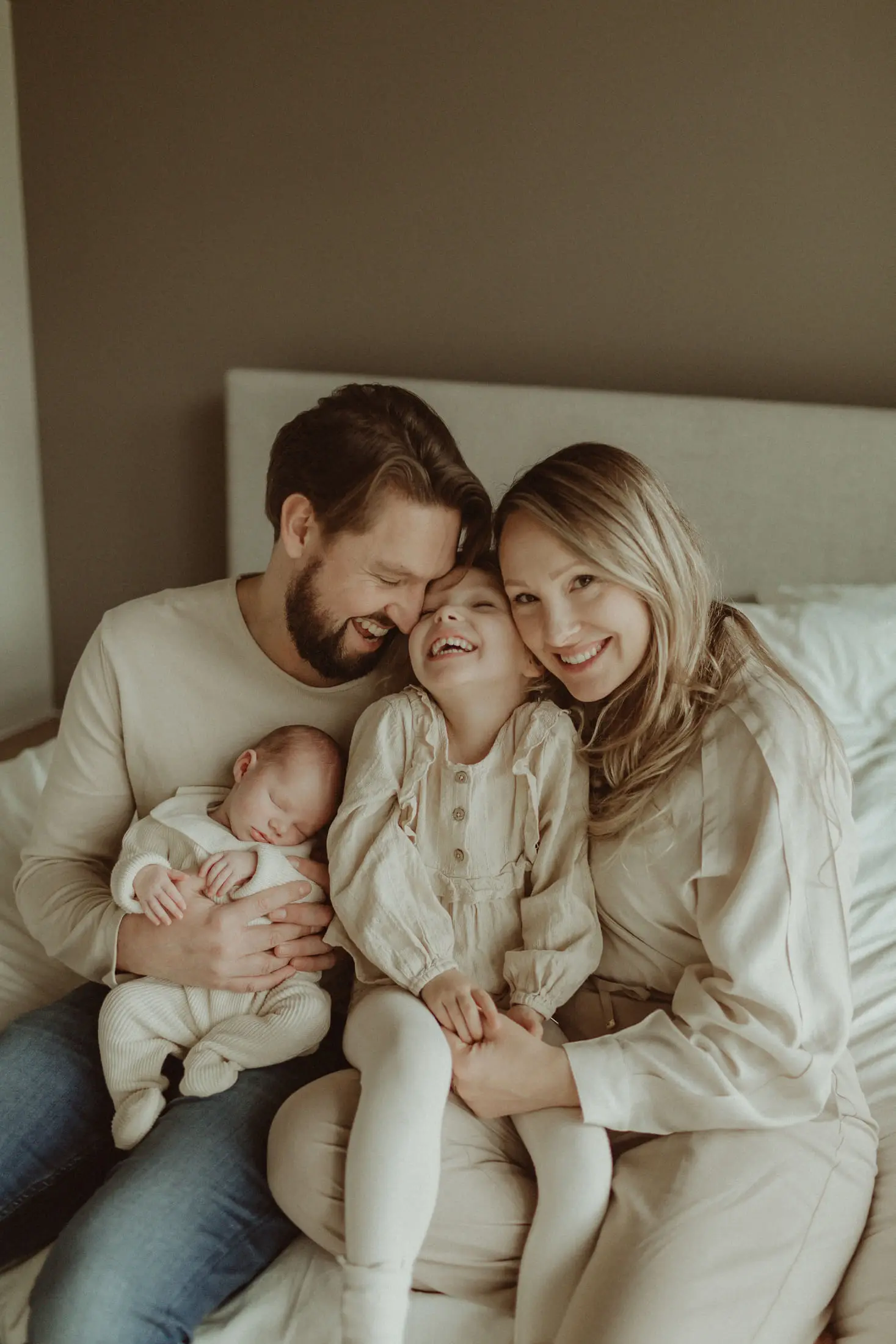 Twee kinderen zitten samen met de pasgeboren baby