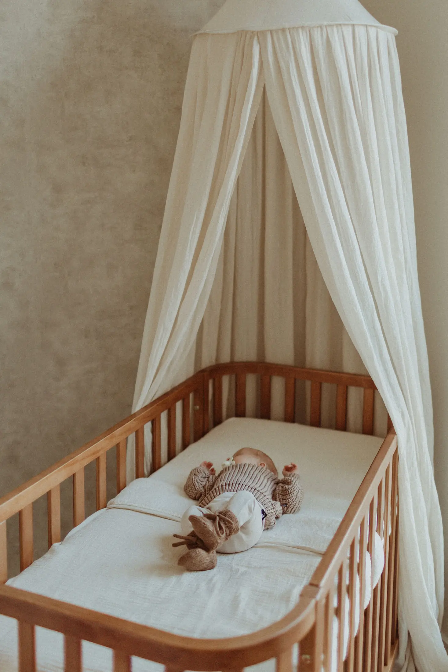 Pasgeboren baby ligt rustig in de wieg