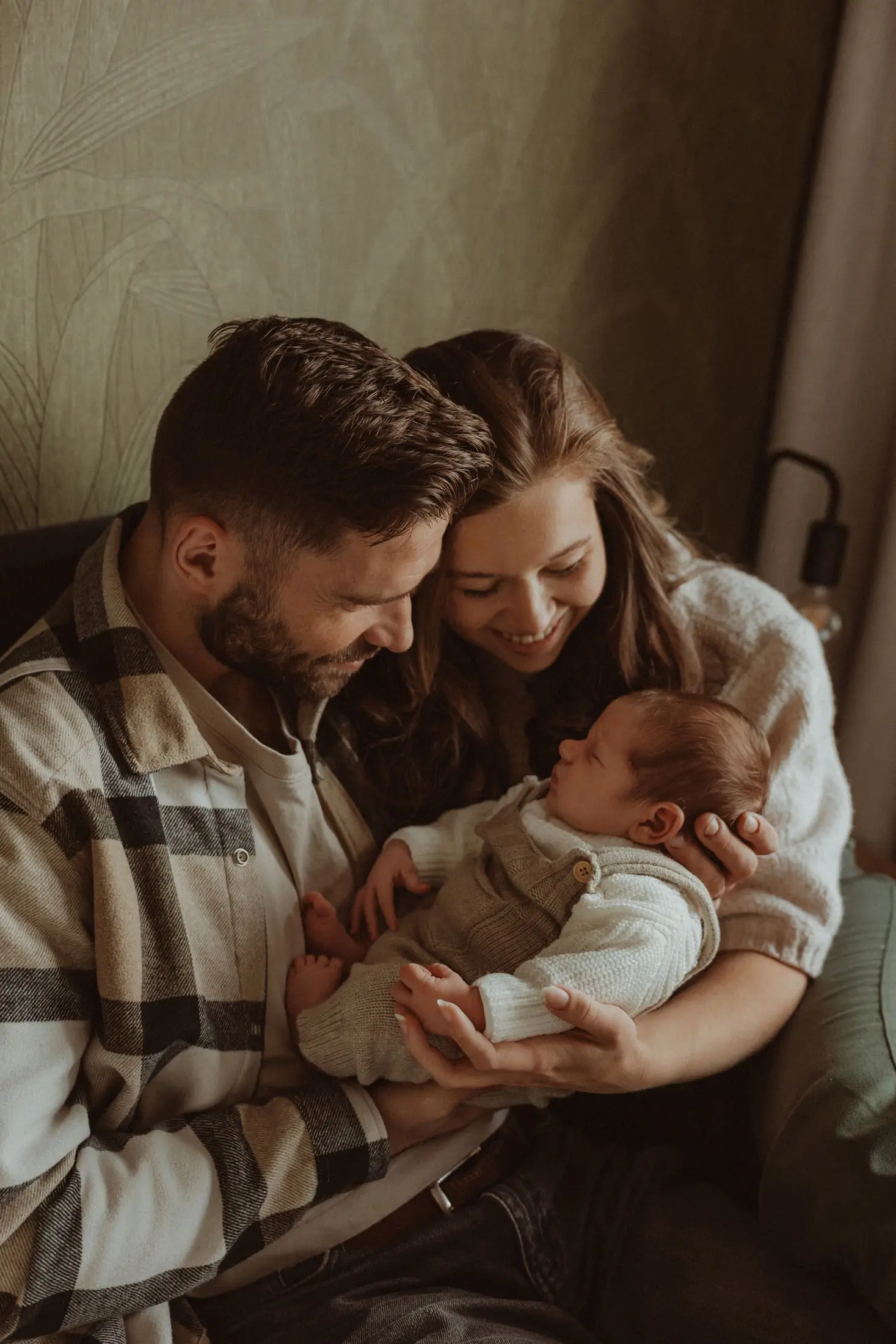 Ouders kijken samen naar hun pasgeboren baby