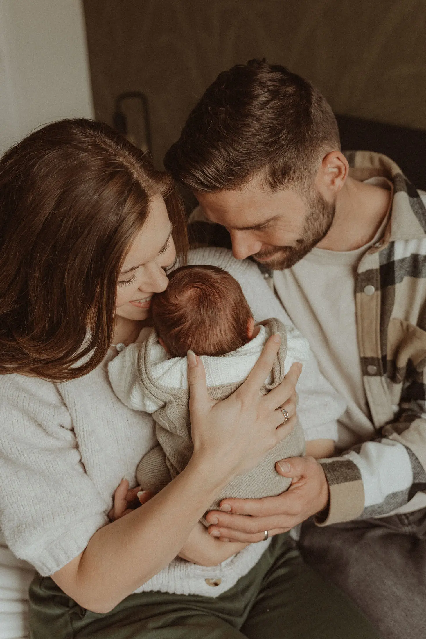 Ouders kussen hun pasgeboren baby