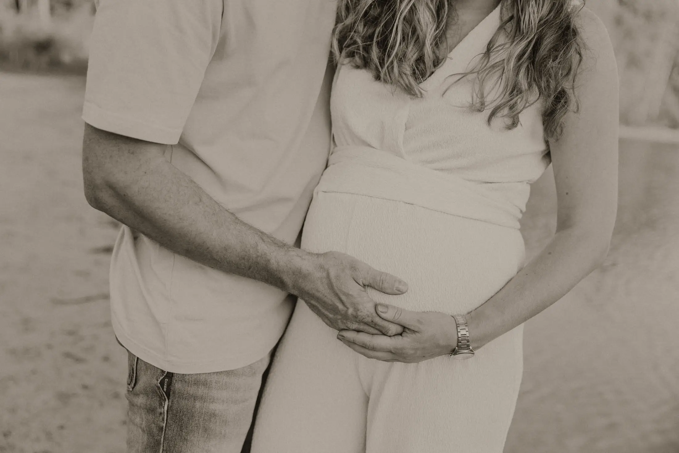 Ouders houden samen de zwangere buik vast