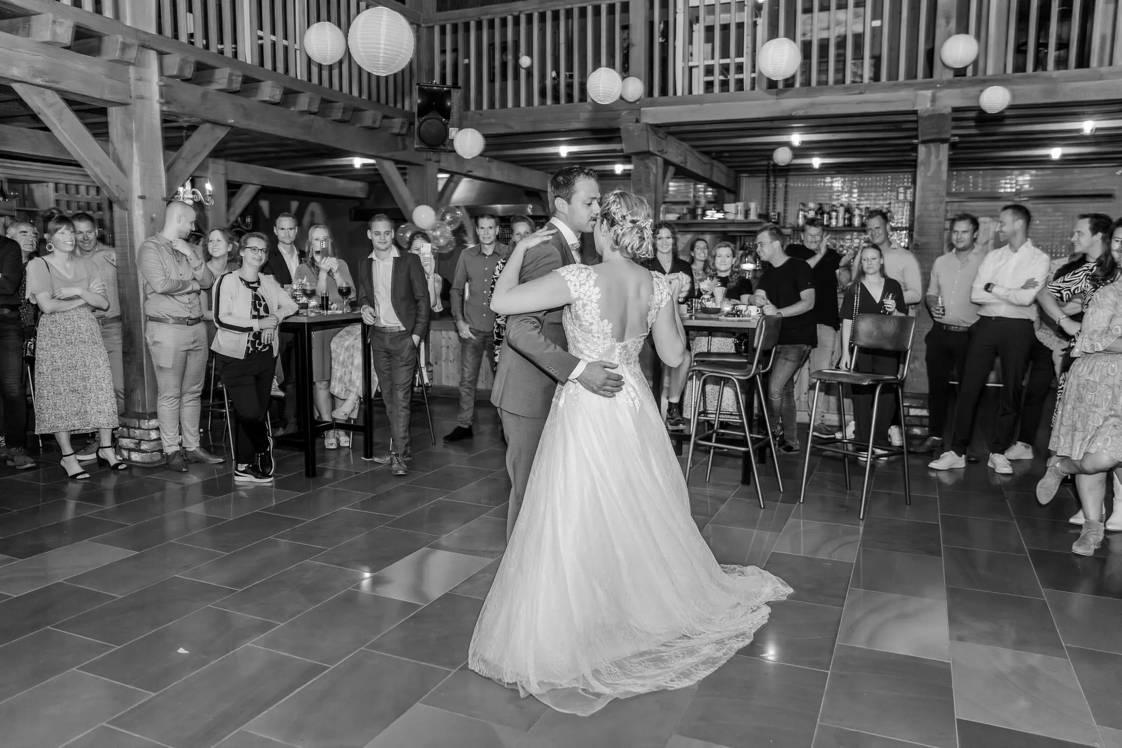 Bruidspaar danst tijdens het feest